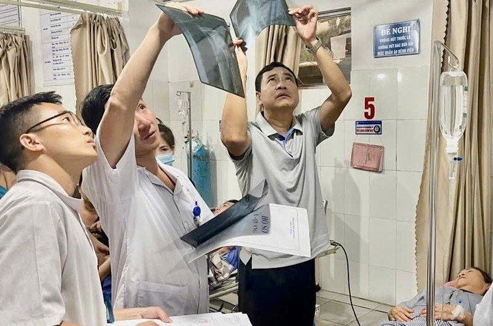 Bác sĩ tích cực theo dõi, điều trị các nạn nhân vụ sạt lở tại Bắc Giang, Hà Giang.