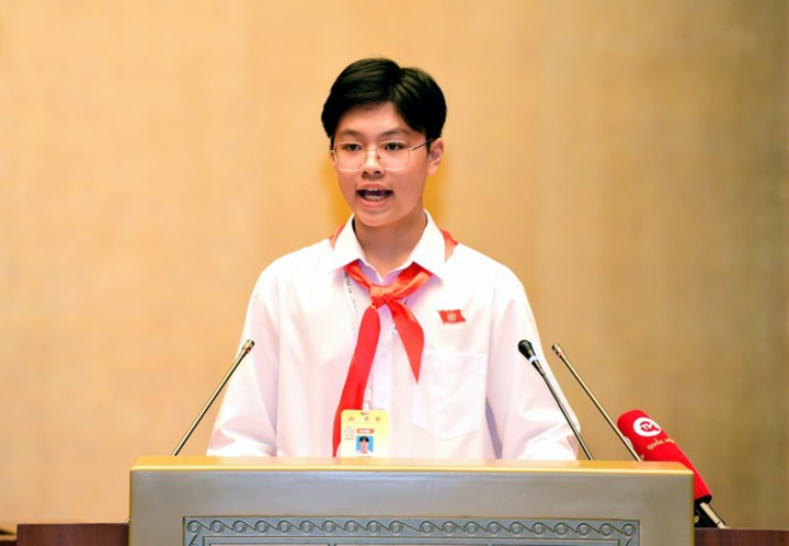 Chủ tịch "Quốc hội trẻ em" Lê Gia Vinh phát biểu khai mạc phiên họp sáng 28/9. Ảnh: Xuân Tùng