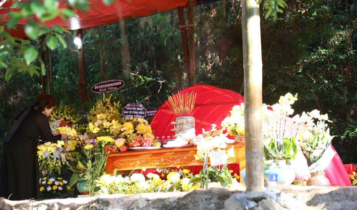 Sáng 29/9, tại Vũng Chùa - Đảo Yến diễn ra lễ an táng Phó giáo sư Đặng Bích Hà. (Ảnh: CTV)