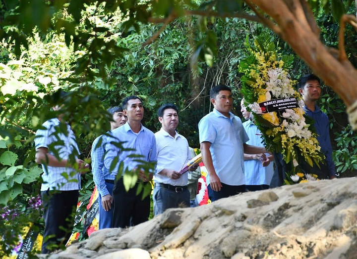 Các cơ quan đoàn thể đến viếng, dâng hương Phu nhân Đặng Bích Hà . (Ảnh: CTV)