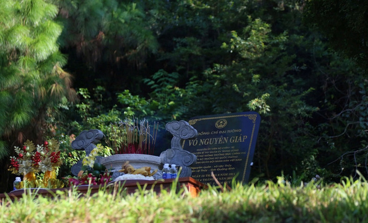 Phó giáo sư Đặng Bích Hà an nghỉ bên Đại tướng Võ Nguyên Giáp. (Ảnh: CTV)