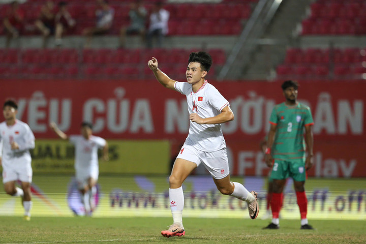 Minh Tiến mở tỉ số trận thắng U20 Bangladesh từ đường tạt bóng bên cánh trái.