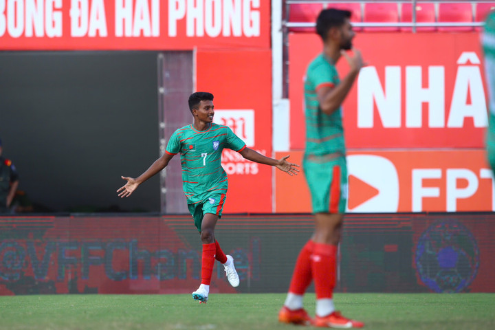 Asadul ghi bàn thắng duy nhất trong hiệp 1 trận U20 Bangladesh đấu U20 Bhutan.