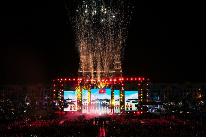 Sân khấu hoành tráng của đêm nhạc thiện nguyện "Gieo mầm thiện tâm".