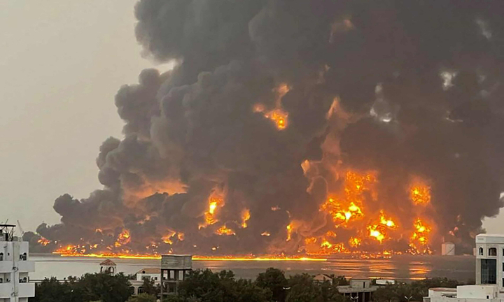 Đám cháy khổng lồ bùng lên ở Hodeidah sau cuộc tập kích của Israel hồi tháng 7. (Ảnh: Guardian)