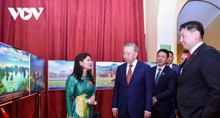 Tổng thống Mông Cổ Ukhnaagiin Khurelsukh và Tổng Bí thư, Chủ tịch nước Tô Lâm nghe giới thiệu những nét đặc sắc của văn hóa Việt Nam.