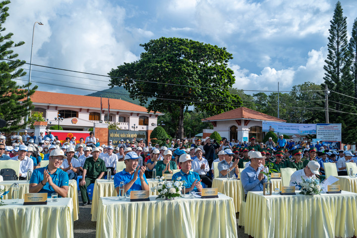 Các vị đại biểu và đông đảo người dân Côn Đảo tham gia Lễ phát động "Bay nhẹ tới Côn Đảo".