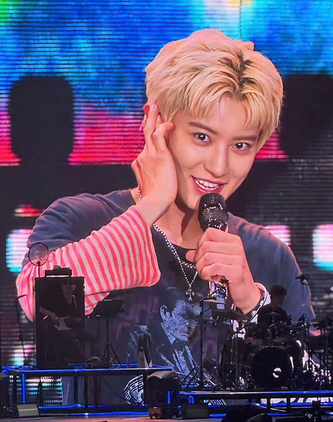 Chanyeol - thành viên nhóm nhạc Hàn EXO - hát "See tình" trong concert ở TP.HCM.