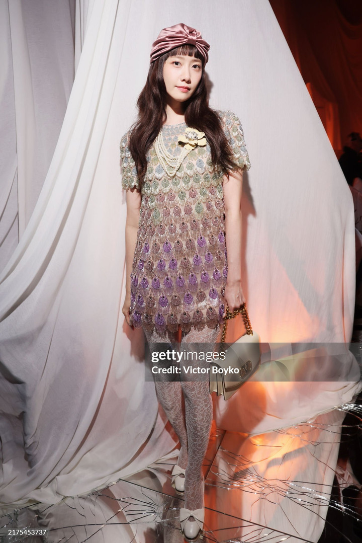 Yoona gây tranh cãi với tạo hình tại Valentino fashion show.