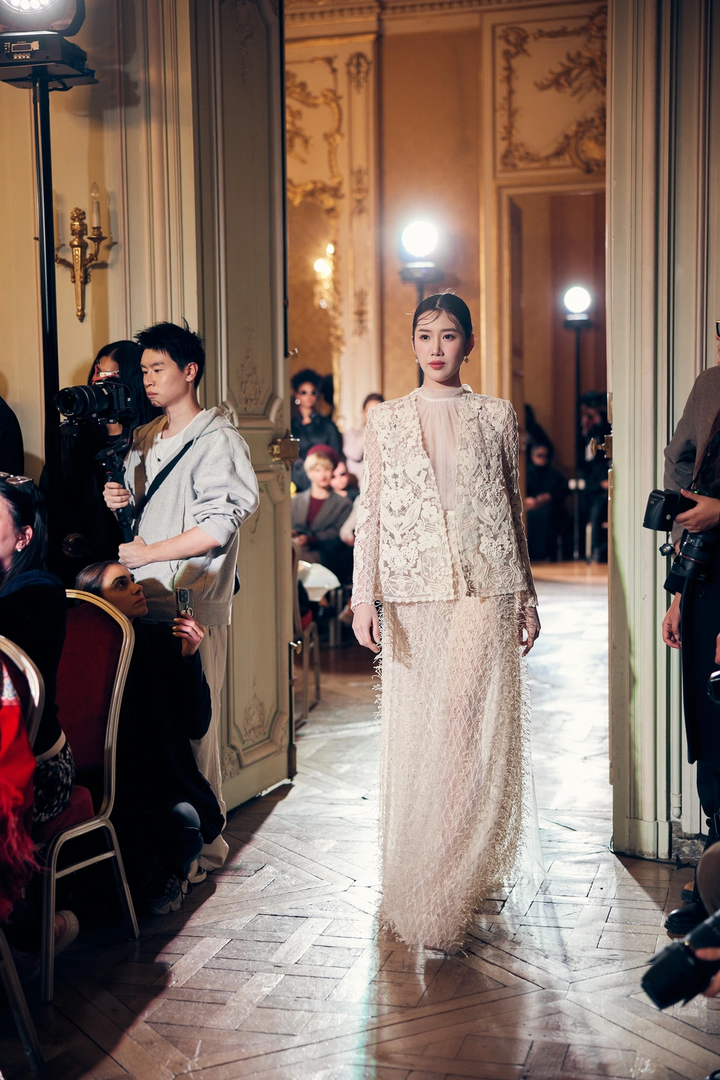 Hình ảnh Thuý Ngân sải bước tự tin với vị trí vedette để lại nhiều ấn tượng cho khán giả quốc tế. Dù lâu rồi mới tái xuất với sàn diễn thời trang, diễn viên phim "Cây táo nở hoa" vẫn giữ được phong thái và sự chuyên nghiệp trên từng bước đi.