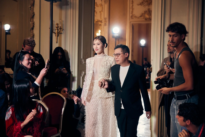 Diễn viên Thúy Ngân gây chú ý khi xuất hiện tại Paris Fashion Air, nằm trong chuỗi hoạt động của Paris Fashion Week 2024. Thúy Ngân là người mẫu Việt duy nhất từ Việt Nam sang Pháp tham gia trình diễn cho bộ sưu tập (BST) "Aviara" của NTK Quảng Nguyễn.