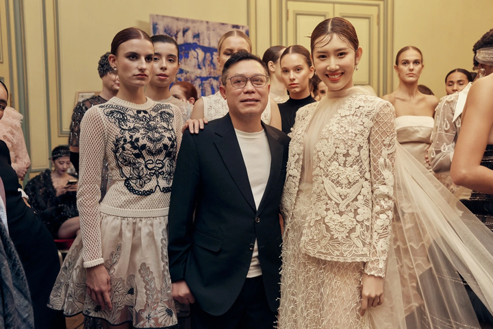 NTK Quảng Nguyễn chia sẻ: “BST lần này sẽ thiên về thanh lịch và quyến rũ. Hơn tất cả, bước chân đầu tiên chính thức bước ra thế giới, tôi không muốn những chiêu trò hay cố gắng thay đổi làm mới. Tôi muốn là chính mình. Sẽ là những gì tinh tế, kì công, xinh đẹp nhất với những thiết kế được làm vài trăm giờ. Chất liệu và màu sắc tinh xảo, cầu kì nhưng tính ứng dụng cao".