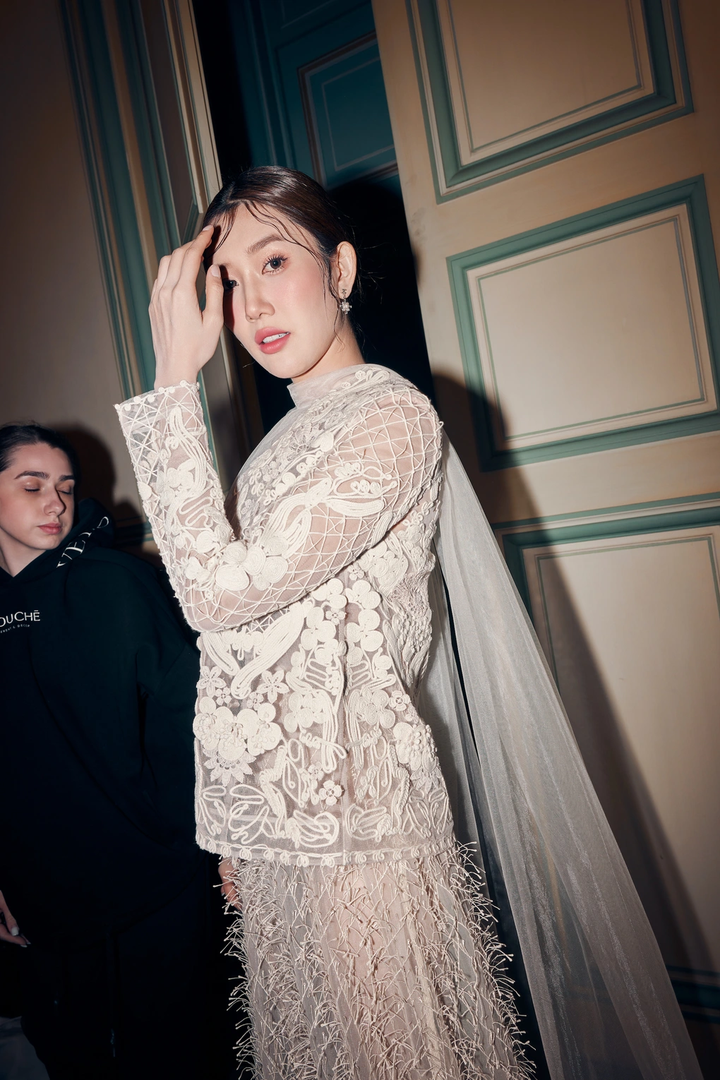 Sau khi hoàn thành phần diễn, Thuý Ngân xúc động chia sẻ trên trang cá nhân: “Đây là lần diễn thăng hoa và cảm xúc nhất của Ngân. 15 năm làm người mẫu, lần đầu tiên bước trên sàn diễn quốc tế và điều đặc biệt hơn là được khoác trên mình trang phục do NTK Việt Nam tạo ra. Cám ơn vì đã được trải nghiệm cảm giác tự hào lẫn thú vị này".