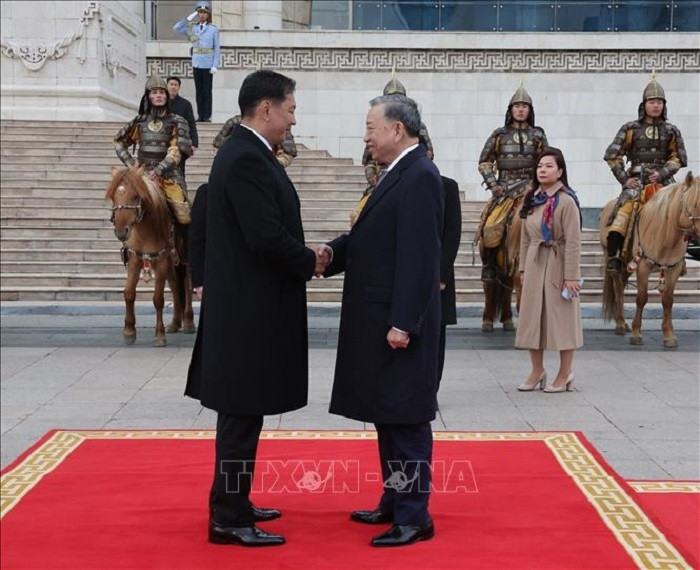 Tổng thống Mông Cổ Ukhnaagiin Khurelsukh đón Tổng Bí thư, Chủ tịch nước Tô Lâm. (Ảnh: Trí Dũng/TTXVN)