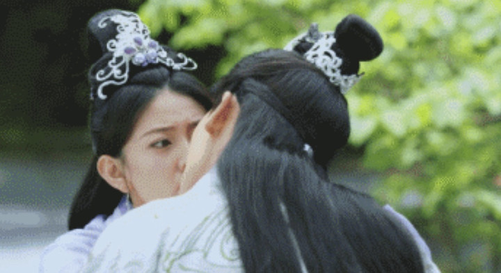 Một cảnh quay khác trong phim "Song thế sủng phi" bị chỉ trích vì nhân vật nữ đang ôm người này nhưng lại hôn người khác.