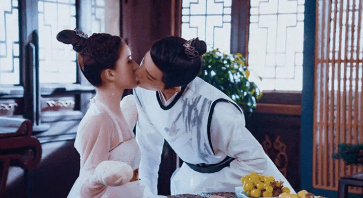 Nụ hôn của Triệu Lộ Tư và Đinh Vũ Hề trong "Trần Thiên Thiên trong lời đồn" bị chê kém thẩm mỹ.