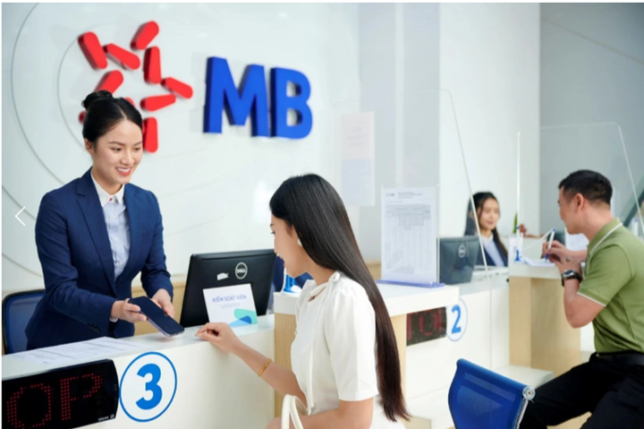 Nhân viên MB tư vấn cho khách tại quầy giao dịch.