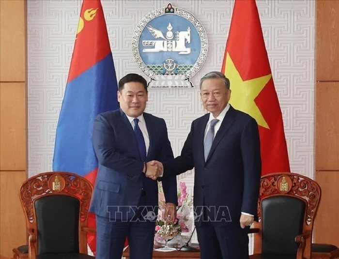 Tổng Bí thư, Chủ tịch nước Tô Lâm hội kiến Thủ tướng Mông Cổ Luvsannamsrain Oyun-Erdene. (Ảnh: Trí Dũng/TTXVN)