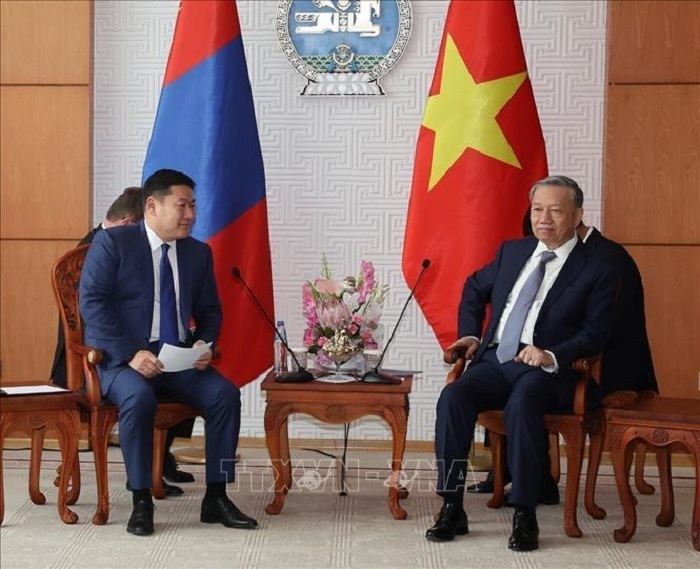 Tổng Bí thư, Chủ tịch nước Tô Lâm hội kiến Thủ tướng Mông Cổ Luvsannamsrain Oyun-Erdene. (Ảnh: Trí Dũng/TTXVN)