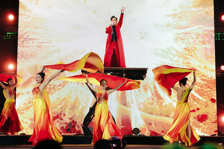 Ca sĩ Tùng Dương cháy hết mình trên sân khấu.