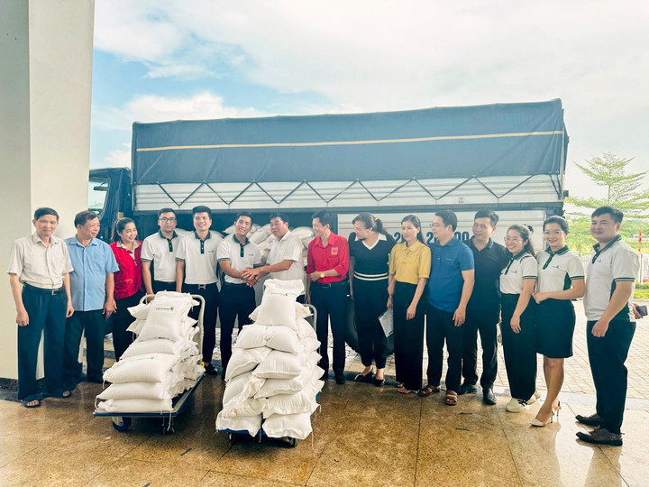 VCB trong chuyến hỗ trợ đồng bào do bão số 3 - Yagi.