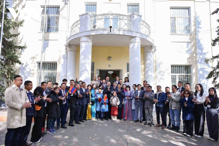 Tổng Bí thư, Chủ tịch nước Tô Lâm chụp ánh cùng cán bộ, nhân viên Đại sứ quán Việt Nam và cộng đồng người Việt tại Mông Cổ.