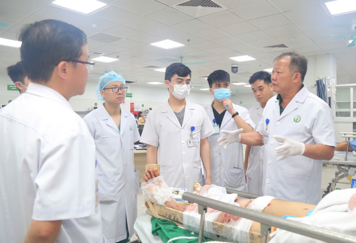 Giám đốc Bệnh viện Hữu nghị Việt Đức trực tiếp thăm khám cấp cứu và chia sẻ, động viên người nhà người bệnh.