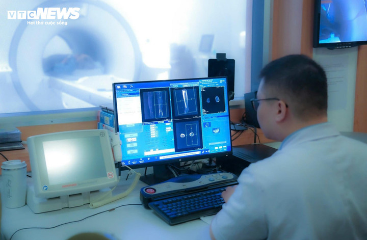 Các bác sĩ chẩn đoán hình ảnh tại Bệnh viện Bạch Mai.