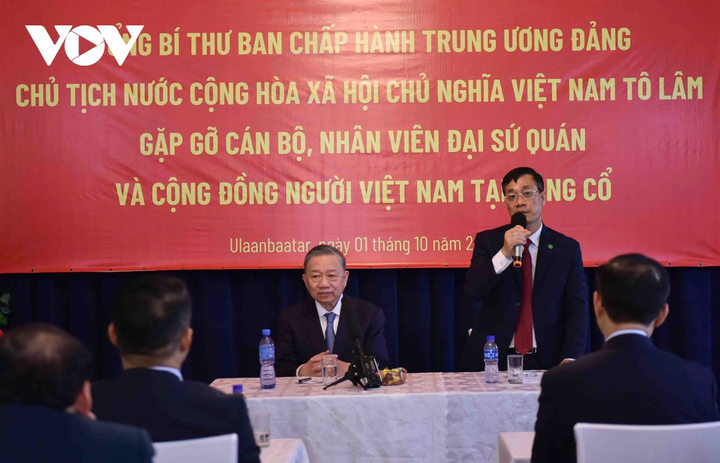 Đại sứ Việt Nam tại Mông Cổ báo cáo với Tổng Bí thư, Chủ tịch nước về hoạt động của Đại sứ quán.