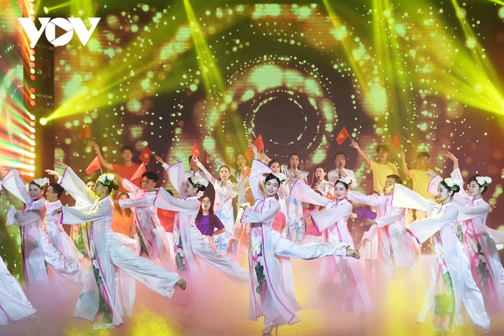 Với Chương trình giao lưu nghệ thuật Tiếng hát hữu nghị Việt - Trung, có thể nói, âm nhạc chính là sợi dây tình thân để kết nối người dân hai nước. Trong thời gian qua, nhiều bài hát của Trung Quốc đã trở nên thịnh hành tại Việt Nam. Một số ca khúc của Việt Nam cũng trở nên phổ biến ở Trung Quốc.