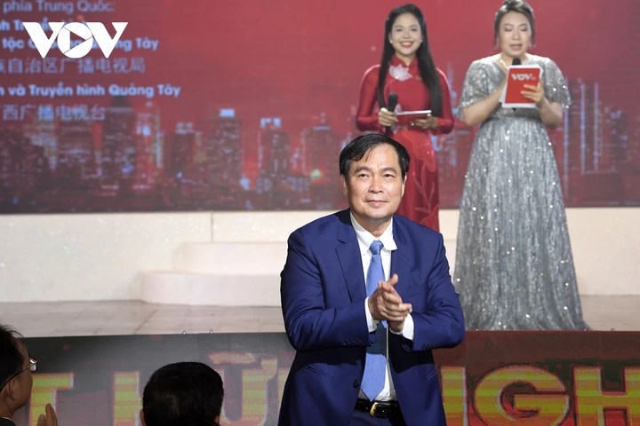 Đến tham dự chương trình có ông Phan Xuân Thủy, Phó Trưởng ban Tuyên giáo Trung ương (ảnh), ông Phạm Thanh Bình, Thứ trưởng Bộ Ngoại giao.