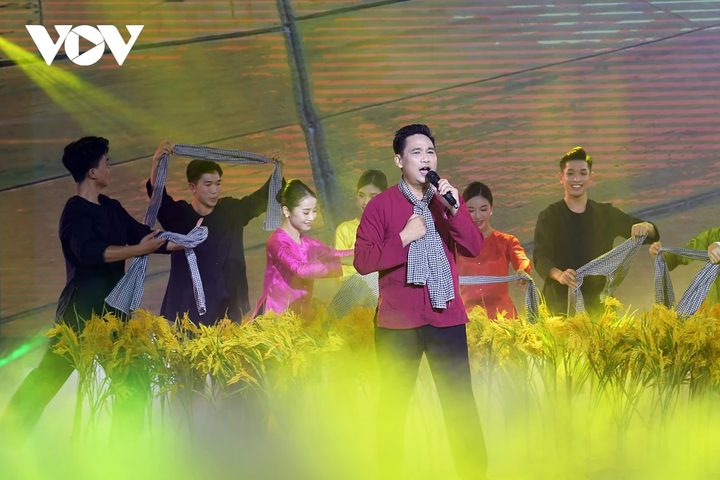 Nghệ sỹ Trần Đạt của Trung Quốc hát tiếng Việt ca khúc nổi tiếng của nhạc sỹ Trần Long Ẩn - "Tình đất đỏ miền Đông".