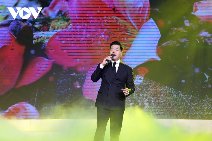 NSƯT Đăng Dương thể hiện ca khúc "Hoa mộc miên". Hoa mộc miên là loài hoa vô cùng quen thuộc đối với người dân vùng biên giới Việt - Trung. Không chỉ có vẻ đẹp rực rỡ làm đắm say lòng người, loài hoa này còn mang rất nhiều giá trị ý nghĩa, cả về vật chất lẫn tinh thần đã được nhạc sỹ Huy Du thể hiện trong những giai điệu nhẹ nhàng, rất trữ tình bay bổng, là khúc nhạc trữ tình về tình hữu nghị giữa hai nước Việt - Trung.