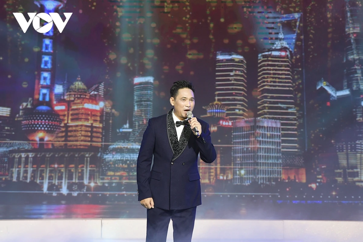 Sau đó, anh cũng thể hiện ca khúc tiếng Trung "Tân bến Thượng Hải". Trải qua bốn thập niên, bài hát đến nay mang sức sống mạnh mẽ, nhiều lần được các đoàn phim mua bản quyền sử dụng lại trong những tác phẩm mới. Năm 2019, tác phẩm đã vào top 10 ca khúc nhạc phim Hoa ngữ hay nhất, do hội đồng giám khảo New Age International Film Festival bình chọn.