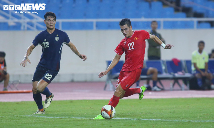 Tiến Linh ghi bàn đưa tuyển Việt Nam vượt lên.