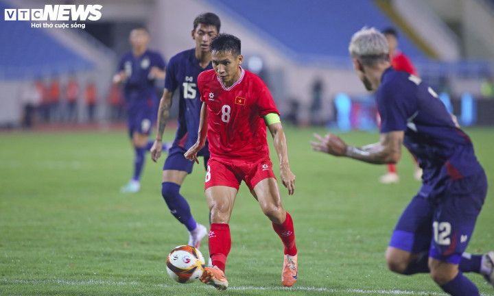 Hùng Dũng và đồng đội bế tắc trước hàng thủ đối phương.