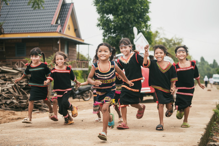 Các em vui đến trường.