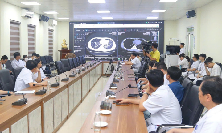 TS.BS Dương Đức Hùng trực tiếp chỉ đạo hội chẩn cấp cứu từ xa.