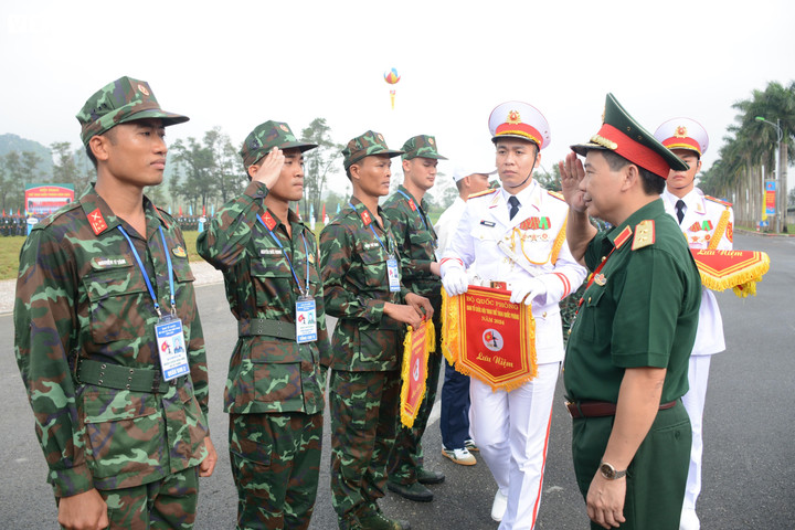 Trung tướng Phạm Quang Ngân động viên, hỏi thăm các đoàn về tham dự hội thao. (Ảnh: Hữu Trường)