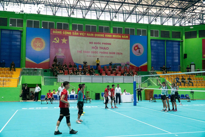 Ngay sau lễ khai mạc là trận đấu bóng chuyền đầu tiên giữa hai đội tuyển đại diện Bộ Tổng tham mưu và Quân khu 2.