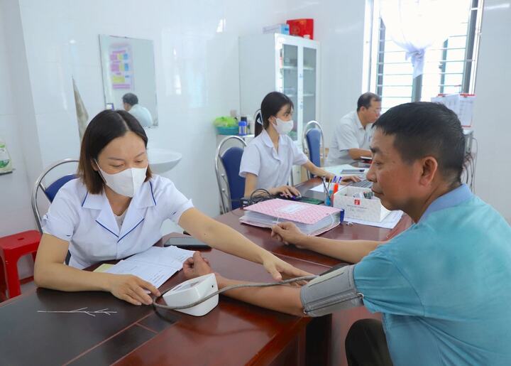 Nhiều địa phương luân chuyển y bác sĩ từ tuyến tỉnh, huyện về trạm y tế xã. (Ảnh minh hoạ: H.D)
