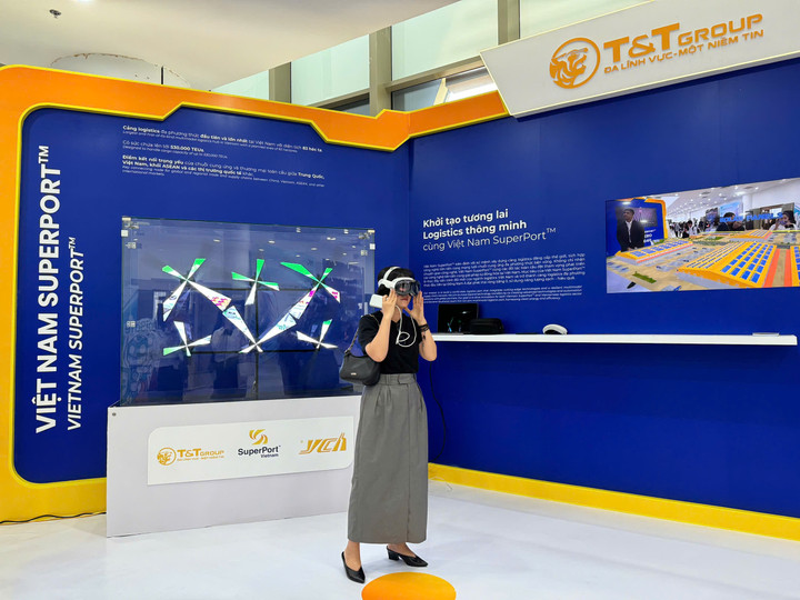 Khách hàng trải nghiệm thực tế ảo tại gian hàng.