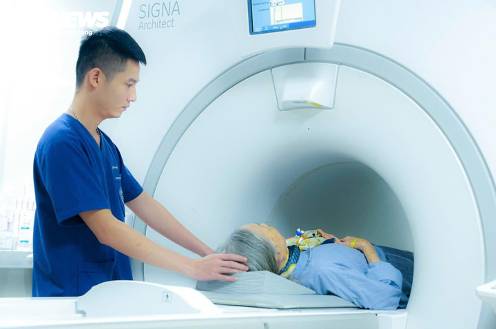 Người bệnh kiểm tra sức khoẻ tại Bệnh viện Bạch Mai.