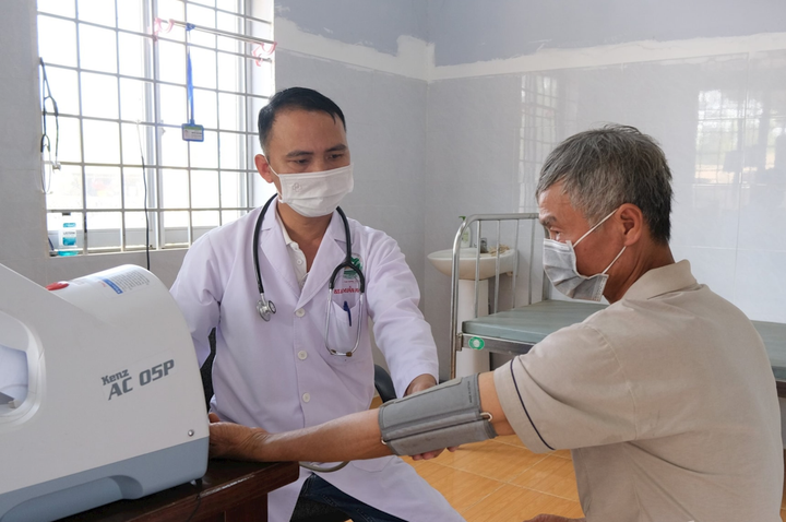 Cần thêm nhiều chính sách khuyến khích việc luân chuyển y bác sĩ về tuyến cơ sở. (Ảnh minh hoạ: H.D)