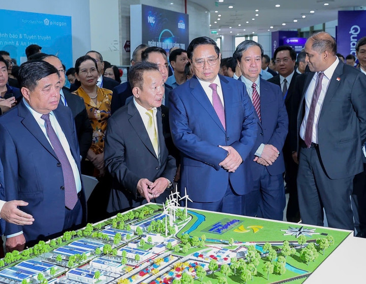 Thủ tướng Phạm Minh Chính tham quan khu vực triển lãm.