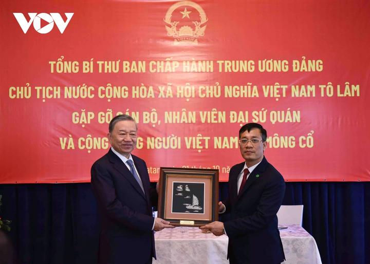 Tổng Bí thư, Chủ tịch nước Tô Lâm tặng quà lưu niệm cho cán bộ, nhân viên Đại sứ quán Việt Nam tại Mông Cổ.