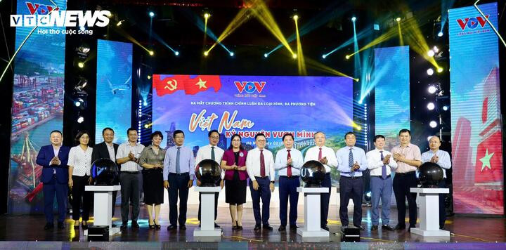 Chuỗi chương trình "Việt Nam - Kỷ nguyên vươn mình" khẳng định vai trò và trách nhiệm của Đài Tiếng nói Việt Nam, cơ quan báo chí chủ lực trong việc đi đầu tuyên truyền các chủ trương, nghị quyết của Đảng, chính sách của Nhà nước để toàn dân tộc cùng đồng lòng đưa đất nước bước vào kỷ nguyên mới.