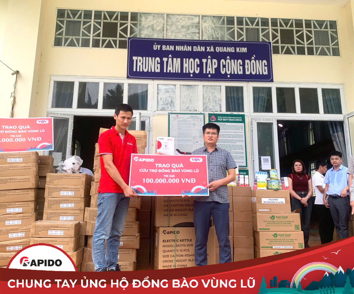 Đại diện Rapido trao tặng các vật tư thiết yếu tại Lào Cai.