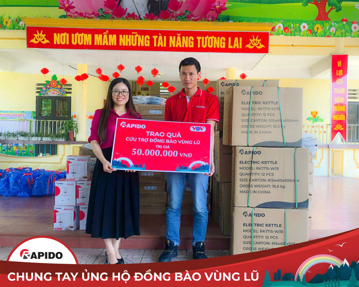 Đại diện Rapido trao quà tại xã Phú Thọ.