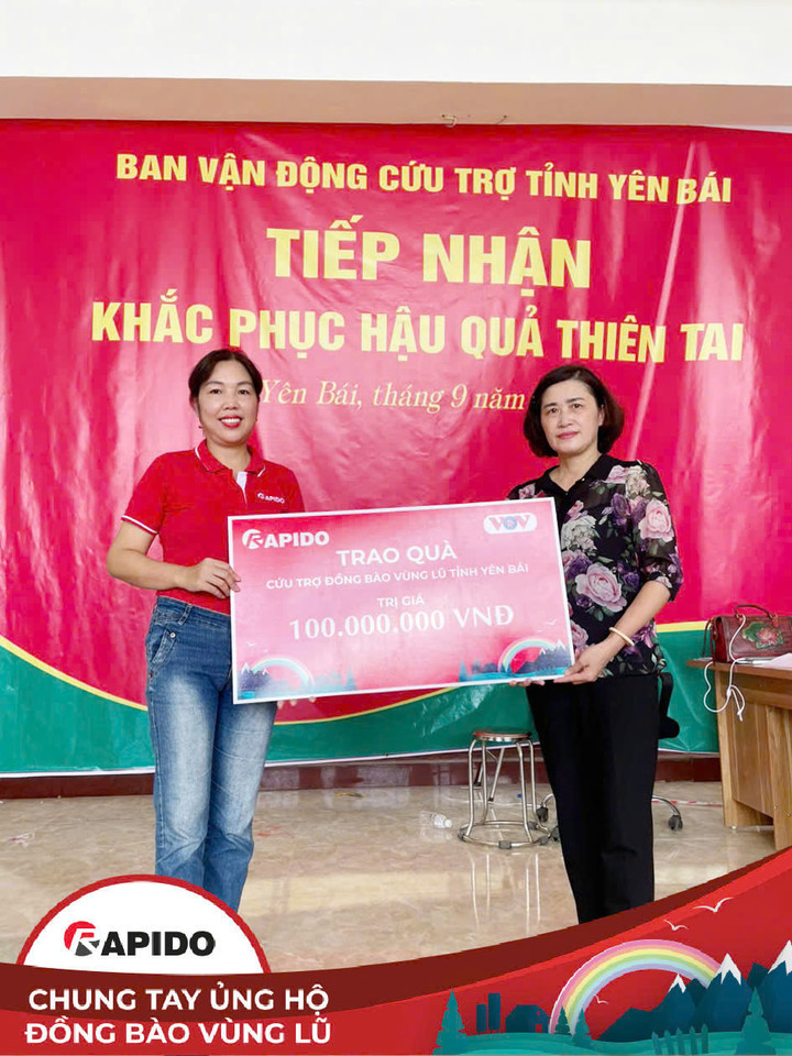 Đại diện Rapido trao quà tại Yên Bái.